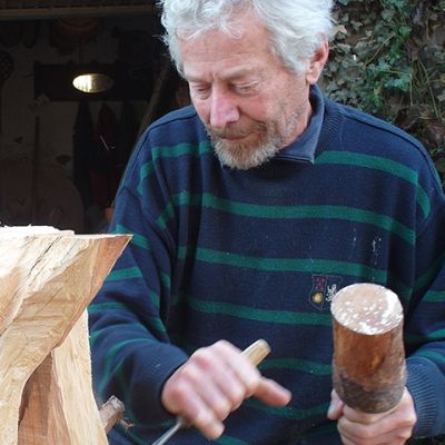 Will Schropp aan het werk in zijn atelier
